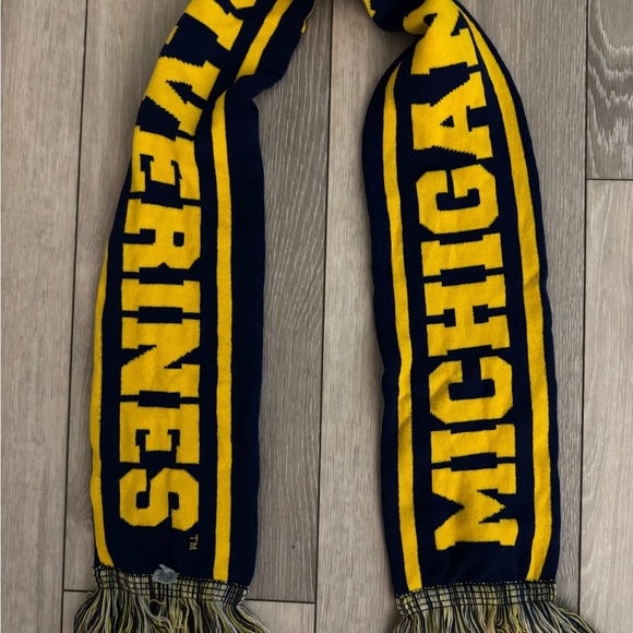 Michigan Wolverines Scarf - Picture 2 of 2